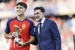 19.07.2026, Fussball Weltmeisterschaft 2026 in den USA, Finale, Spanien - Argentinien, im MetLife Stadium (New York/New Jersey (East Rutherford)), Spanien ist Fussball Weltmeister 2026, Siegerehrung, Pau Cubarsi (Spanien) bekommt den Pokal für den besten Youngster der WM.

