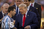 19.07.2026, Fussball Weltmeisterschaft 2026 in den USA, Finale, Spanien - Argentinien, im MetLife Stadium (New York/New Jersey (East Rutherford)), Spanien ist Fussball Weltmeister 2026, Siegerehrung mit Gianni Infantino (li, FIFA-Präsident) und US-Präsident Donald Trump (re). mitte: shakehands mit dem enttäuschten Verlierer Lionel Messi (Argentinien) 

