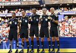 19.07.2026, Fussball Weltmeisterschaft 2026 in den USA, Finale, Spanien - Argentinien, im MetLife Stadium (New York/New Jersey (East Rutherford)), Spanien ist nach 1:0 Sieg Weltmeister 2026, Siegerehrung. Auszeichnung für die Schiedsrichter. Schiedsrichter Slavko Vincic, mit seinen Assistenten Tomaz Klancnik, Andraz Kovacic, Vierter Offizieller Adham Makhadmeh,  mit VAR Referee Bastian Dankert bekommen Medailien.
 

