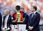19.07.2026, Fussball Weltmeisterschaft 2026 in den USA, Finale, Spanien - Argentinien, im MetLife Stadium (New York/New Jersey (East Rutherford)), Spanien ist nach 1:0 Sieg Weltmeister 2026, Siegerehrung. Pau Cubarsi (Spanien) küsst den WM-Pokal.
 

