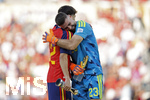 19.07.2026, Fussball Weltmeisterschaft 2026 in den USA, Finale, Spanien - Argentinien, im MetLife Stadium (New York/New Jersey (East Rutherford)), Abpfiff, Spanien ist nach 1:0 Sieg Weltmeister 2026, die Spanier jubeln, v.li: Pau Cubarsi (Spanien) umarmung mit Torwart Simon Unai (Spanien) 

