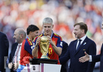 19.07.2026, Fussball Weltmeisterschaft 2026 in den USA, Finale, Spanien - Argentinien, im MetLife Stadium (New York/New Jersey (East Rutherford)), Spanien ist nach 1:0 Sieg Weltmeister 2026, Siegerehrung. Dani Olmo (Spanien) mit dem WM-Pokal.
 

