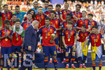 19.07.2026, Fussball Weltmeisterschaft 2026 in den USA, Finale, Spanien - Argentinien, im MetLife Stadium (New York/New Jersey (East Rutherford)), Spanien ist Fussball Weltmeister 2026, Siegerehrung, mit US-Präsident Donald Trump (li, USA), Rodri (Spanien) wartet ungeduldig auf sein verschwinden aus dem Siegerfoto.  Lamine Yamal (Spanien), Fermin Lopez (Spanien) 

