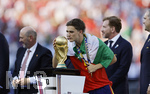 19.07.2026, Fussball Weltmeisterschaft 2026 in den USA, Finale, Spanien - Argentinien, im MetLife Stadium (New York/New Jersey (East Rutherford)), Spanien ist nach 1:0 Sieg Weltmeister 2026, Siegerehrung. Gavi (Spanien) mit dem WM-Pokal.
 

