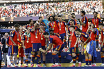 19.07.2026, Fussball Weltmeisterschaft 2026 in den USA, Finale, Spanien - Argentinien, im MetLife Stadium (New York/New Jersey (East Rutherford)), Nach dem 1:0 Sieg, die Siegerehrung für den Weltmeister 2026 Spanien, die Spieler feiern mit dem Pokal. Rodri (Spanien) und Mikel Merino (Spanien) stemmen den Pokal in die Höhe.
 

