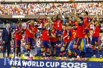 19.07.2026, Fussball Weltmeisterschaft 2026 in den USA, Finale, Spanien - Argentinien, im MetLife Stadium (New York/New Jersey (East Rutherford)), Nach dem 1:0 Sieg, die Siegerehrung für den Weltmeister 2026 Spanien, die Spieler feiern mit dem Pokal. Gavi (Spanien) stemmt den Pokal in die Höhe.
 


