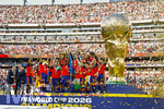 19.07.2026, Fussball Weltmeisterschaft 2026 in den USA, Finale, Spanien - Argentinien, im MetLife Stadium (New York/New Jersey (East Rutherford)), Nach dem 1:0 Sieg, die Siegerehrung für den Weltmeister 2026 Spanien, die Spieler feiern mit dem Pokal. Nico Williams (Spanien) stemmt den Pokal in die Höhe.
 

