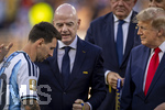 19.07.2026, Fussball Weltmeisterschaft 2026 in den USA, Finale, Spanien - Argentinien, im MetLife Stadium (New York/New Jersey (East Rutherford)), Spanien ist Fussball Weltmeister 2026, Siegerehrung mit Gianni Infantino (li, FIFA-Präsident) und US-Präsident Donald Trump (re). mitte: shakehands mit Lionel Messi (Argentinien) 

