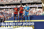 19.07.2026, Fussball Weltmeisterschaft 2026 in den USA, Finale, Spanien - Argentinien, im MetLife Stadium (New York/New Jersey (East Rutherford)), Spanien ist Fussball Weltmeister 2026, Siegerehrung, Rodri (mitte, Spanien) bekommt den Pokal für den besten Spieler der WM. Pau Cubarsi (li, Spanien) bekommt den Pokal für den besten Youngster der WM.  Torwart Simon Unai (re, Spanien) bekommt den Pokal für den besten Torhüter der WM.

