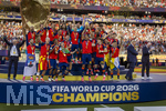 19.07.2026, Fussball Weltmeisterschaft 2026 in den USA, Finale, Spanien - Argentinien, im MetLife Stadium (New York/New Jersey (East Rutherford)), Spanien ist Fussball Weltmeister 2026, Siegerehrung, Rodri (Spanien) stemmt den Pokal in die Höhe, Lamine Yamal (Spanien), Fermin Lopez (Spanien) etc, re: US-Präsident Donald Trump und Gianni Infantino (FIFA-Präsident) gehen erst spät aus dem Bild.  li: Trainer Luis de la Fuente (Spanien) 

