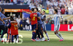19.07.2026, Fussball Weltmeisterschaft 2026 in den USA, Finale, Spanien - Argentinien, im MetLife Stadium (New York/New Jersey (East Rutherford)), Nach dem Sieg der Spanier streiten Leandro Paredes, Thiago Almada (Argentinien) mit Gavi (Spanien), Pau Cubarsi (Spanien) will schlichten, li: Nico Williams (Spanien) und Dani Olmo (Spanien) liegen sich in den Armen.
 


