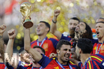 19.07.2026, Fussball Weltmeisterschaft 2026 in den USA, Finale, Spanien - Argentinien, im MetLife Stadium (New York/New Jersey (East Rutherford)), Nach dem 1:0 Sieg, die Siegerehrung für den Weltmeister 2026 Spanien, die Spieler feiern mit dem Pokal. Rodri (Spanien) stemmt den Pokal in die Höhe.
 


