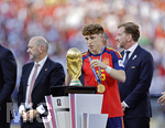19.07.2026, Fussball Weltmeisterschaft 2026 in den USA, Finale, Spanien - Argentinien, im MetLife Stadium (New York/New Jersey (East Rutherford)), Spanien ist nach 1:0 Sieg Weltmeister 2026, Siegerehrung. Victor Munoz (Spanien) mit dem WM-Pokal.
 


