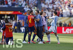 19.07.2026, Fussball Weltmeisterschaft 2026 in den USA, Finale, Spanien - Argentinien, im MetLife Stadium (New York/New Jersey (East Rutherford)), Nach dem Sieg der Spanier streiten Leandro Paredes, Thiago Almada (Argentinien) mit Gavi (Spanien), Pau Cubarsi (Spanien) will schlichten, li: Nico Williams (Spanien) und Dani Olmo (Spanien) liegen sich in den Armen.
 

