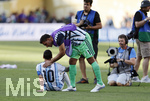 19.07.2026, Fussball Weltmeisterschaft 2026 in den USA, Finale, Spanien - Argentinien, im MetLife Stadium (New York/New Jersey (East Rutherford)), Spanien ist Fussball Weltmeister 2026, Nach dem Sieg der Spanier sitzt Lionel Messi (Argentinien) frustriert am Boden. Torwart Julian Mussa (Argentinien) tröstet ihn.


