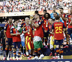 19.07.2026, Fussball Weltmeisterschaft 2026 in den USA, Finale, Spanien - Argentinien, im MetLife Stadium (New York/New Jersey (East Rutherford)), Nach dem 1:0 Sieg, die Siegerehrung für den Weltmeister 2026 Spanien. Fabian Ruiz (Spanien) mit dem Pokal, Dani Olmo (Spanien), Gavi (Spanien), 
 

