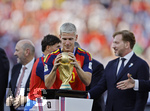 19.07.2026, Fussball Weltmeisterschaft 2026 in den USA, Finale, Spanien - Argentinien, im MetLife Stadium (New York/New Jersey (East Rutherford)), Spanien ist nach 1:0 Sieg Weltmeister 2026, Siegerehrung. Dani Olmo (Spanien) mit dem WM-Pokal.
 

