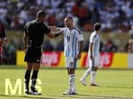 19.07.2026, Fussball Weltmeisterschaft 2026 in den USA, Finale, Spanien - Argentinien, im MetLife Stadium (New York/New Jersey (East Rutherford)), Schiedsrichter Slavko Vincic (SLO) und Alexis Mac Allister (Argentinien, re)
 


