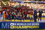 19.07.2026, Fussball Weltmeisterschaft 2026 in den USA, Finale, Spanien - Argentinien, im MetLife Stadium (New York/New Jersey (East Rutherford)), Spanien ist Fussball Weltmeister 2026, Siegerehrung, Rodri (Spanien) küsst den Pokal, Lamine Yamal (Spanien), Fermin Lopez (Spanien) etc, re: US-Präsident Donald Trump und Gianni Infantino (FIFA-Präsident) gehen erst spät aus dem Bild.

