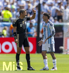 19.07.2026, Fussball Weltmeisterschaft 2026 in den USA, Finale, Spanien - Argentinien, im MetLife Stadium (New York/New Jersey (East Rutherford)), v.li: Schiedsrichter Slavko Vincic (SLO) mit Rodrigo de Paul (ARG). 
 

