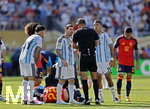 19.07.2026, Fussball Weltmeisterschaft 2026 in den USA, Finale, Spanien - Argentinien, im MetLife Stadium (New York/New Jersey (East Rutherford)), Nach Foul an Pau Cubarsi (am Boden, Spanien) bekommt Enzo Fernandez (li, Argentinien) die rote Karte. Lionel Messi (Argentinien) reklamiert bei Schiedsrichter Slavko Vincic (SLO) 
 

