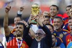 19.07.2026, Fussball Weltmeisterschaft 2026 in den USA, Finale, Spanien - Argentinien, im MetLife Stadium (New York/New Jersey (East Rutherford)), Nach dem 1:0 Sieg, die Siegerehrung für den Weltmeister 2026 Spanien. Trainer Luis de la Fuente (Spanien) stemmt den Pokal in die Höhe.
 

