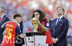19.07.2026, Fussball Weltmeisterschaft 2026 in den USA, Finale, Spanien - Argentinien, im MetLife Stadium (New York/New Jersey (East Rutherford)), Spanien ist nach 1:0 Sieg Weltmeister 2026, Siegerehrung. Marc Cucurella (Spanien) küsst den WM-Pokal.
 

