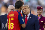 19.07.2026, Fussball Weltmeisterschaft 2026 in den USA, Finale, Spanien - Argentinien, im MetLife Stadium (New York/New Jersey (East Rutherford)), Spanien ist Fussball-Weltmeister 2026, v.li: Gianni Infantino (FIFA-Präsident), Rodri (Spanien), US-Präsident Donald Trump bei der Siegerehrung.

