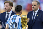 19.07.2026, Fussball Weltmeisterschaft 2026 in den USA, Finale, Spanien - Argentinien, im MetLife Stadium (New York/New Jersey (East Rutherford)), Spanien ist Fussball-Weltmeister 2026, Lionel Messi (Argentinien) nachdenklich hinter dem WM-Pokal vor der Siegerehrung.

