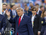 19.07.2026, Fussball Weltmeisterschaft 2026 in den USA, Finale, Spanien - Argentinien, im MetLife Stadium (New York/New Jersey (East Rutherford)), Spanien ist Fussball-Weltmeister 2026, US-Präsident Donald Trump kommt zur Siegerehrung ins Stadion und winkt trotz Buhrufen und Pfiffen ins Publikum.

