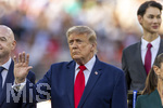 19.07.2026, Fussball Weltmeisterschaft 2026 in den USA, Finale, Spanien - Argentinien, im MetLife Stadium (New York/New Jersey (East Rutherford)), Spanien ist Fussball-Weltmeister 2026, US-Präsident Donald Trump kommt zur Siegerehrung ins Stadion und winkt trotz Buhrufen und Pfiffen ins Publikum. li: Gianni Infantino (FIFA-Präsident) 

