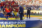 19.07.2026, Fussball Weltmeisterschaft 2026 in den USA, Finale, Spanien - Argentinien, im MetLife Stadium (New York/New Jersey (East Rutherford)), Spanien ist Fussball-Weltmeister 2026, US-Präsident Donald Trump (2.v.re) steht bei der Siegerehrung etwas verloren neben den feiernden Spaniern, Gianni Infantino (FIFA-Präsident) eilt herbei um die Situation unaffällig zu retten. li: Rodri (Spanien) hebt den Pokal hoch.


