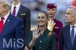 19.07.2026, Fussball Weltmeisterschaft 2026 in den USA, Finale, Spanien - Argentinien, im MetLife Stadium (New York/New Jersey (East Rutherford)), Spanien ist Fussball-Weltmeister 2026, US-Präsident Donald Trump (li) kommt zur Siegerehrung ins Stadion. mitte: Präsidentin von Mexico Claudia Sheinbaum, Premier-Minister Mark Carney von Canada (re),  

