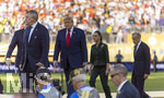 19.07.2026, Fussball Weltmeisterschaft 2026 in den USA, Finale, Spanien - Argentinien, im MetLife Stadium (New York/New Jersey (East Rutherford)), Spanien ist Fussball-Weltmeister 2026, US-Präsident Donald Trump (mitte) kommt zur Siegerehrung ins Stadion. 2.v.re: Präsidentin von Mexico Claudia Sheinbaum, Premier-Minister Mark Carney von Canada (re),  

