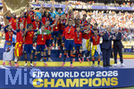 19.07.2026, Fussball Weltmeisterschaft 2026 in den USA, Finale, Spanien - Argentinien, im MetLife Stadium (New York/New Jersey (East Rutherford)), Spanien ist Fussball-Weltmeister 2026, US-Präsident Donald Trump (2.v.re) steht bei der Siegerehrung etwas verloren neben den feiernden Spaniern, Gianni Infantino (FIFA-Präsident) eilt herbei um die Situation unaffällig zu retten. li: Rodri (Spanien) hebt den Pokal hoch. Dani Olmo (Spanien), Alex Baena (Spanien), Gavi (Spanien), Victor Munoz (Spanien), Pedri (Spanien), Aymeric Laporte (Spanien), Marc Cucurella (Spanien), 


