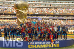 19.07.2026, Fussball Weltmeisterschaft 2026 in den USA, Finale, Spanien - Argentinien, im MetLife Stadium (New York/New Jersey (East Rutherford)), Spanien ist Fussball-Weltmeister 2026, Siegerehrung, li: König Felipe IV von Spanien, mitte: Rodri (Spanien) ,mit dem Pokal. 

