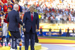 19.07.2026, Fussball Weltmeisterschaft 2026 in den USA, Finale, Spanien - Argentinien, im MetLife Stadium (New York/New Jersey (East Rutherford)), Spanien ist Fussball-Weltmeister 2026, US-Präsident Donald Trump (re) steht bei der Siegerehrung etwas verloren neben den feiernden Spaniern, Gianni Infantino (FIFA-Präsident) eilt herbei um die Situation unaffällig zu retten.


