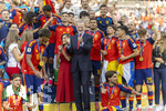 19.07.2026, Fussball Weltmeisterschaft 2026 in den USA, Finale, Spanien - Argentinien, im MetLife Stadium (New York/New Jersey (East Rutherford)), Spanien ist Fussball-Weltmeister 2026, Siegerehrung, mitte: König Felipe IV von Spanien mit Königin Letizia von Spanien und den beiden Kindern Kronprinzessin Leonor und Infantin Sofía. li: Lamine Yamal (Spanien) 

