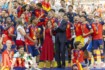 19.07.2026, Fussball Weltmeisterschaft 2026 in den USA, Finale, Spanien - Argentinien, im MetLife Stadium (New York/New Jersey (East Rutherford)), Spanien ist Fussball-Weltmeister 2026, Siegerehrung, mitte: König Felipe IV von Spanien mit Königin Letizia von Spanien und den beiden Kindern Kronprinzessin Leonor und Infantin Sofía. li: Lamine Yamal (Spanien) 

