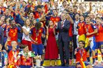 19.07.2026, Fussball Weltmeisterschaft 2026 in den USA, Finale, Spanien - Argentinien, im MetLife Stadium (New York/New Jersey (East Rutherford)), Spanien ist Fussball-Weltmeister 2026, Siegerehrung, mitte: König Felipe IV von Spanien mit Königin Letizia von Spanien und den beiden Kindern Kronprinzessin Leonor und Infantin Sofía. li: Lamine Yamal (Spanien) 

