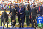19.07.2026, Fussball Weltmeisterschaft 2026 in den USA, Finale, Spanien - Argentinien, im MetLife Stadium (New York/New Jersey (East Rutherford)), Spanien ist Weltmeister nach 1:0 Sieg, Siegerehrung: v.li: Gianni Infantino (FIFA-Präsident), US-Präsident Donald Trump, Präsidentin von Mexico Claudia Sheinbaum, Premier-Minister Mark Carney von Kanada, König Felipe IV von Spanien gratilieren den Schiedsrichtern des Spieles. Schiedsrichter Slavko Vincic (SLO), 

 

