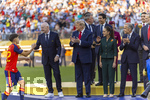 19.07.2026, Fussball Weltmeisterschaft 2026 in den USA, Finale, Spanien - Argentinien, im MetLife Stadium (New York/New Jersey (East Rutherford)), Spanien ist Weltmeister nach 1:0 Sieg, Siegerehrung: v.li: Gianni Infantino (FIFA-Präsident), US-Präsident Donald Trump, Präsidentin von Mexico Claudia Sheinbaum, Premier-Minister Mark Carney von Kanada, König Felipe IV von Spanien gratilieren den Spielern.  Pau Cubarsi (li, Spanien) 
 

