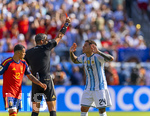 19.07.2026, Fussball Weltmeisterschaft 2026 in den USA, Finale, Spanien - Argentinien, im MetLife Stadium (New York/New Jersey (East Rutherford)), Schiedsrichter Slavko Vincic (SLO) ziegt Enzo Fernandez (Argentinien) die rote Karte nach Foulspiel.

