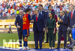 19.07.2026, Fussball Weltmeisterschaft 2026 in den USA, Finale, Spanien - Argentinien, im MetLife Stadium (New York/New Jersey (East Rutherford)), Spanien ist Weltmeister nach 1:0 Sieg, Siegerehrung: v.li: Gianni Infantino (FIFA-Präsident), US-Präsident Donald Trump, Präsidentin von Mexico Claudia Sheinbaum, Premier-Minister Mark Carney von Kanada, König Felipe IV von Spanien gratilieren den Spielern.  Pau Cubarsi (2.v.li, Spanien) 
 

