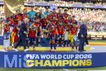 19.07.2026, Fussball Weltmeisterschaft 2026 in den USA, Finale, Spanien - Argentinien, im MetLife Stadium (New York/New Jersey (East Rutherford)), Spanien ist Weltmeister nach 1:0 Sieg, Siegerehrung: Die Spanier haben von US-Präsident Donald J. Trump (re, USA) den Pokal am Siegerpodest überreicht bekommen, und warten auf seinen Abgang vom Podest um jubeln zu können, Rodri (mitte, Spanien) mit Pokal, li: Gianni Infantino (FIFA-Präsident) rennt zu Trump um ihm aus dem Bild zu weisen, weil er einfach stehen bleibt.
Lamine Yamal (Spanien), Gavi (Spanien), Dani Olmo (Spanien), Pedri (Spanien), Aymeric Laporte (Spanien), Alex Grimaldo (Spanien), 

