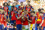 19.07.2026, Fussball Weltmeisterschaft 2026 in den USA, Finale, Spanien - Argentinien, im MetLife Stadium (New York/New Jersey (East Rutherford)), Spanien ist Weltmeister nach 1:0 Sieg, Siegerehrung: Rodri (Spanien) mit Fabian Ruiz (Spanien) und dem Pokal. Pedri (Spanien), Nico Williams (Spanien), 
 


