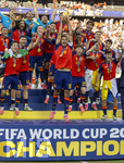 19.07.2026, Fussball Weltmeisterschaft 2026 in den USA, Finale, Spanien - Argentinien, im MetLife Stadium (New York/New Jersey (East Rutherford)), Spanien ist Weltmeister nach 1:0 Sieg, Siegerehrung:  Rodri (mitte, Spanien) reist den Pokal in die Luft.
Lamine Yamal (Spanien), Gavi (Spanien), Dani Olmo (Spanien), Pedri (Spanien), Aymeric Laporte (Spanien), Alex Grimaldo (Spanien), 

