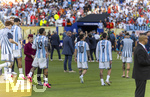 19.07.2026, Fussball Weltmeisterschaft 2026 in den USA, Finale, Spanien - Argentinien, im MetLife Stadium (New York/New Jersey (East Rutherford)), Spanien ist Weltmeister nach 1:0 Sieg, Siegerehrung: die Argentionischen Spieler trotten enttäuscht weg, Nicolas Otamendi, Lionel Messi (Argentinien), Rodrigo de Paul (Argentinien), 
 

