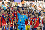 19.07.2026, Fussball Weltmeisterschaft 2026 in den USA, Finale, Spanien - Argentinien, im MetLife Stadium (New York/New Jersey (East Rutherford)), Spanien ist Weltmeister nach 1:0 Sieg, Siegerehrung: Torwart David Raya (Spanien) jubelt mit dem Pokal, Victor Munoz (Spanien), Aymeric Laporte (Spanien), Pedri (Spanien), 
 

