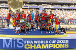 19.07.2026, Fussball Weltmeisterschaft 2026 in den USA, Finale, Spanien - Argentinien, im MetLife Stadium (New York/New Jersey (East Rutherford)), Spanien ist Weltmeister nach 1:0 Sieg, Siegerehrung: Die Spanier warten auf den Pokal am Siegerpodest.
 


